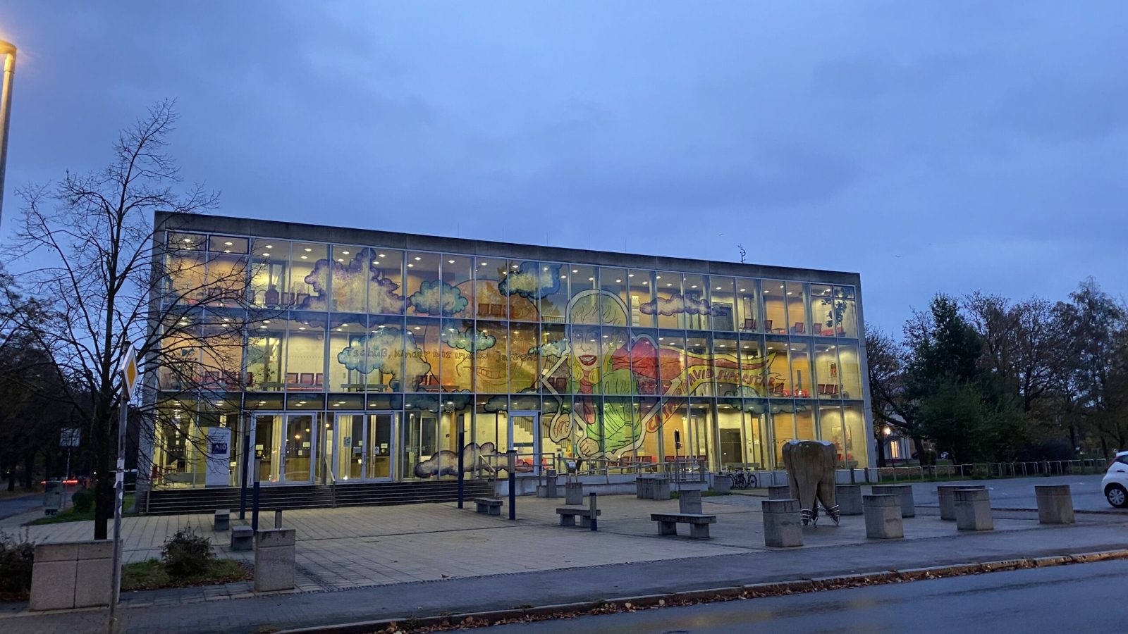 1_NEU_Pauline Stopp_Glasbild Zahnklinik_(c) Jubiläumsbüro